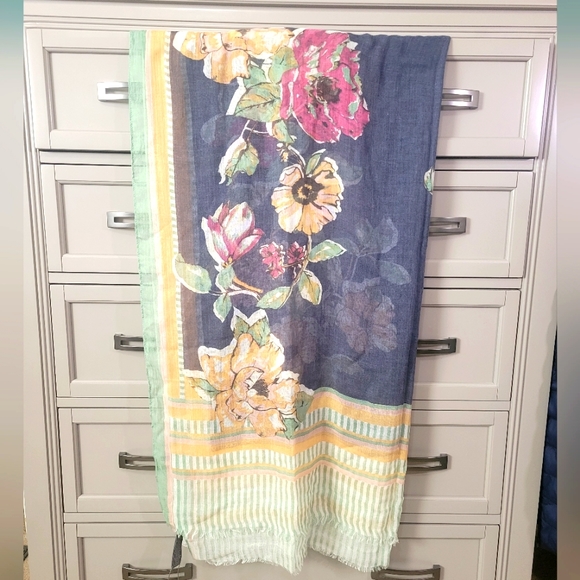 Vince Camuto Accessories - Vince Camuto scarf